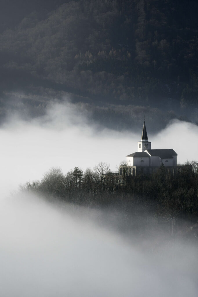 En route pour le parc national de Triglav dans les Alpes Juliennes, la brume matinale d'un mois de Janvier laisse découvrir une église en haut d'une vallée. 
La scène ne dure que quelques minutes, comme un appel au pélerinage.